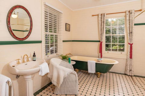 ARCADIA - The Barn Cottage & Rosehill Cottage - Accommodation Redcliffe 6
