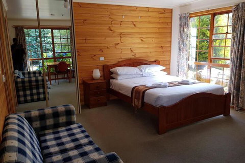 Cradle Chalet - Accommodation Redcliffe 2