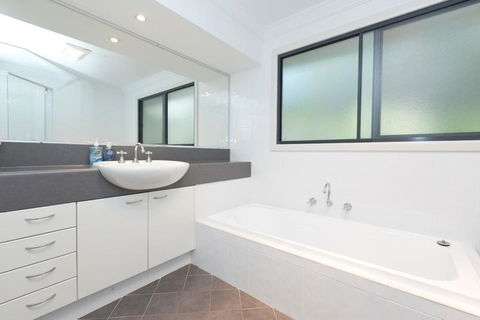 Brae Villa - Accommodation Redcliffe 4