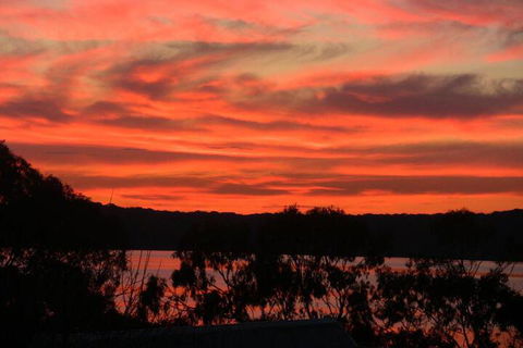 A Lakehouse Escape - Accommodation Redcliffe 5