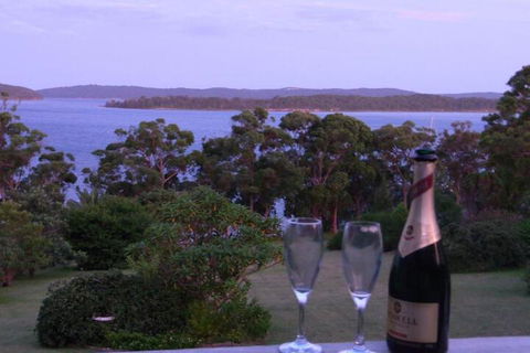 A Lakehouse Escape - Accommodation Redcliffe 7
