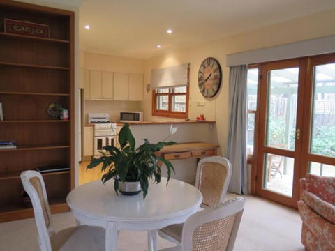 Magnolia Cottage - Accommodation Redcliffe 2