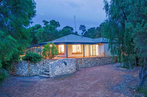 Yallingup Pet Friendly Bush Retreat - Accommodation Redcliffe 4