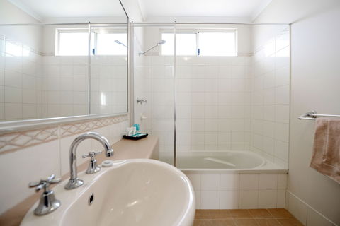 Wavecrest Village & Tourist Park - Accommodation Redcliffe 4