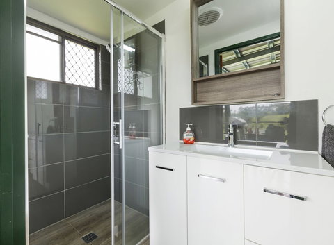 Mena Creek Flower House - Accommodation Redcliffe 4