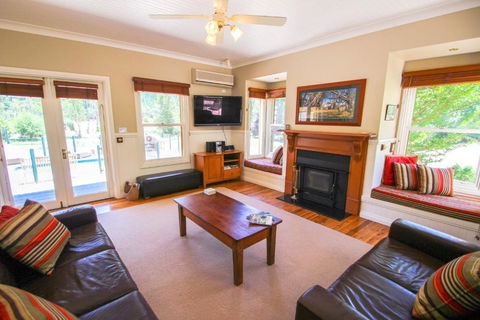 Mill Cottage - Accommodation Redcliffe 1