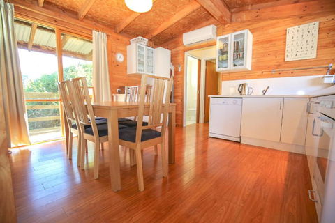 The Cabin - Accommodation Redcliffe 4