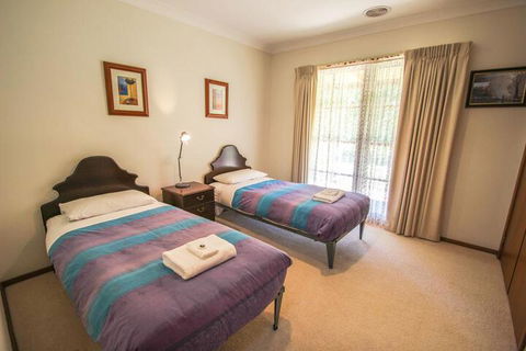 Wombat Hollow - Accommodation Redcliffe 5