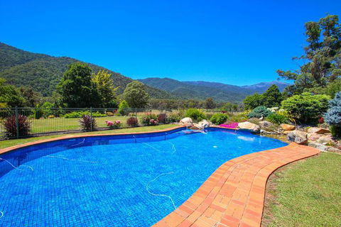Wombat Hollow - Accommodation Redcliffe 2