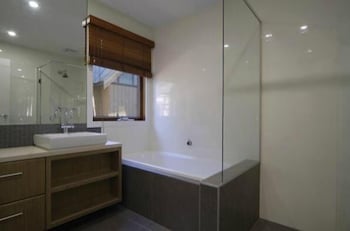 Heavenly - Accommodation Redcliffe 5
