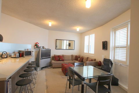 Beehive 18 - Accommodation Redcliffe 6