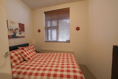 Beehive 18 - Accommodation Redcliffe 3