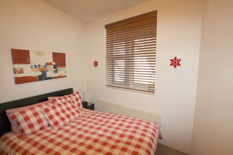 Beehive 18 - Accommodation Redcliffe 2