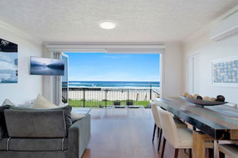 Beachfront Palm Beach Townhouse - Accommodation Redcliffe 0