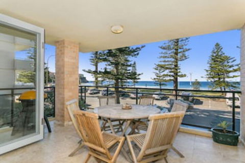 Beachfront On Golden Mile - Accommodation Redcliffe 0