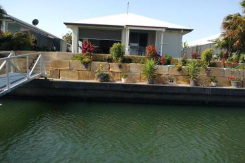 M & Ts Waterfront Bed & Breakfast - Accommodation Redcliffe 0