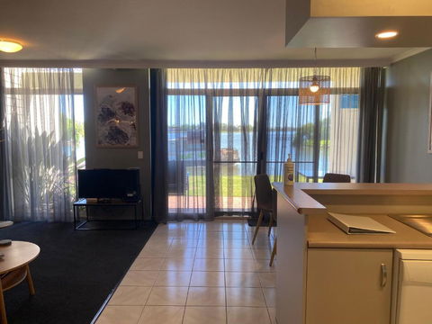 Waterside Holiday Rentals Unit 31 - Accommodation Redcliffe 5