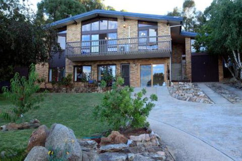 Alpine Apartment Great Location With Views Of Lake Jindabyne - Accommodation Redcliffe 0