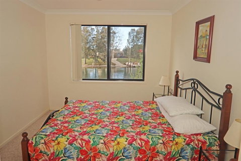 The Moorings Waterfront - Accommodation Redcliffe 4