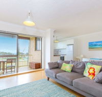 Beachside Bliss 12 Kingsway - Accommodation Redcliffe