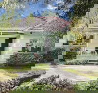 Hillside House - Accommodation Redcliffe