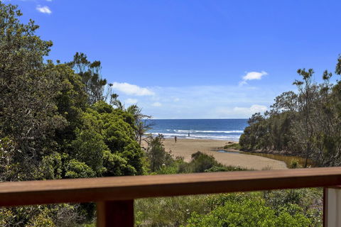 Del Boca Vista 4 Bedroom House - Accommodation Redcliffe 2