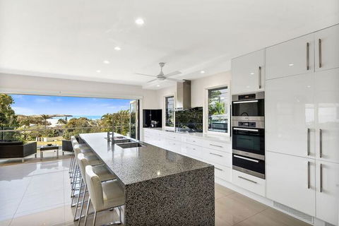 Ultimate Beach House - Accommodation Redcliffe 5