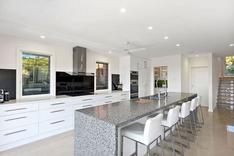 Ultimate Beach House - Accommodation Redcliffe 6