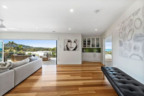 Ultimate Beach House - Accommodation Redcliffe 2