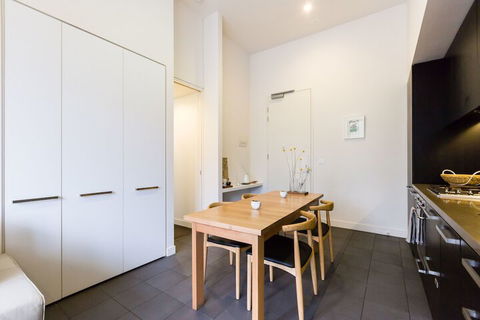 GEORGE, 1BDR North Melbourne Apartment - Accommodation Redcliffe 2
