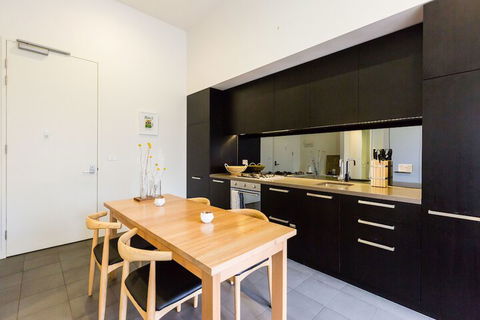 GEORGE, 1BDR North Melbourne Apartment - Accommodation Redcliffe 3