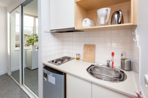 HENRIETTA, Carlton Studio Apartment - Accommodation Redcliffe 1