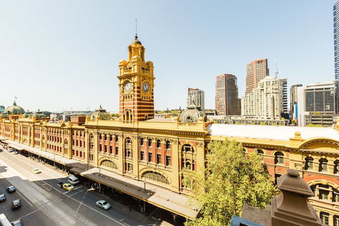 BELLE, 2BDR Melbourne Apartment - Accommodation Redcliffe 2