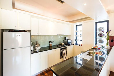 BELLE, 2BDR Melbourne Apartment - Accommodation Redcliffe 6