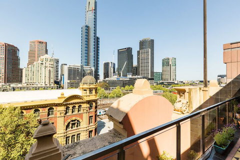 BELLE, 2BDR Melbourne Apartment - Accommodation Redcliffe 1