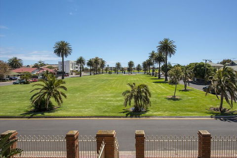 Parkview Villa 2 Luxury 3 Bedroom Home - Accommodation Redcliffe 5