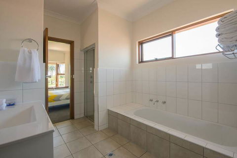 Parkview Villa 2 Luxury 3 Bedroom Home - Accommodation Redcliffe 2