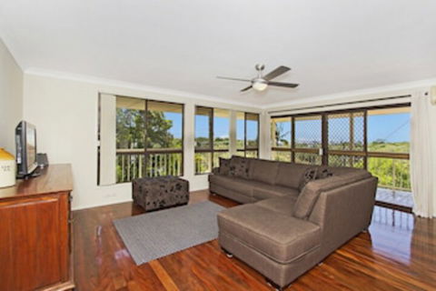 KINGSCLIFF HOLIDAY HOME On The HILL SYDS VIEW - Accommodation Redcliffe 0
