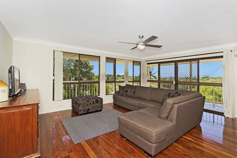 KINGSCLIFF HOLIDAY HOME On The HILL SYDS VIEW - Accommodation Redcliffe 4