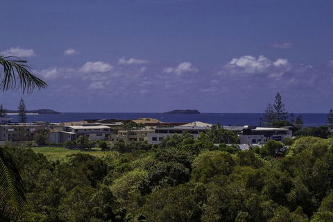 KINGSCLIFF HOLIDAY HOME On The HILL SYDS VIEW - Accommodation Redcliffe 2