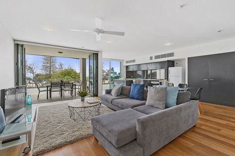 KINGSCLIFF NOR NOR EAST 101 On MARINE PARADE - Accommodation Redcliffe 2