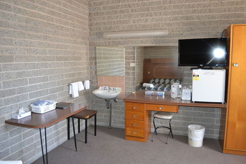 Shamrock Hotel Motel Balranald - Accommodation Redcliffe 3