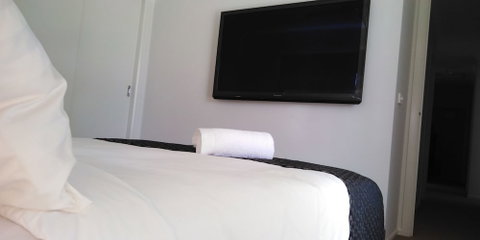Lakeside Retreat & Business - Accommodation Redcliffe 5