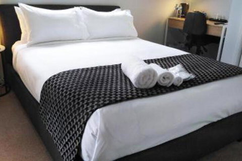 Lakeside Retreat & Business - Accommodation Redcliffe 0