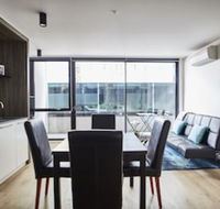 Sleek Arthouse Apartment With Pool Close to City - Accommodation Redcliffe