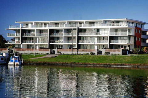 Waterline 202 - Accommodation Redcliffe 1