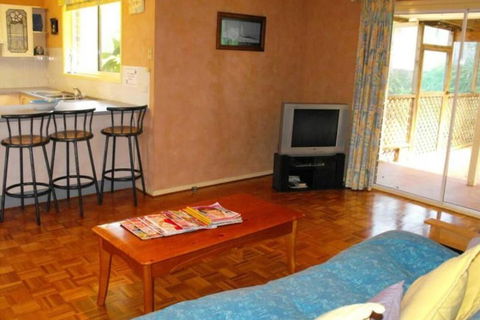 Kularoo House - Accommodation Redcliffe 5