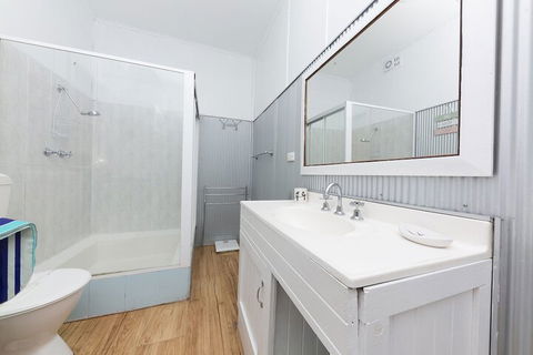Douglas Cottage - Accommodation Redcliffe 3