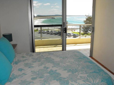 Beachpoint Unit 202 28 North Street - Accommodation Redcliffe 5