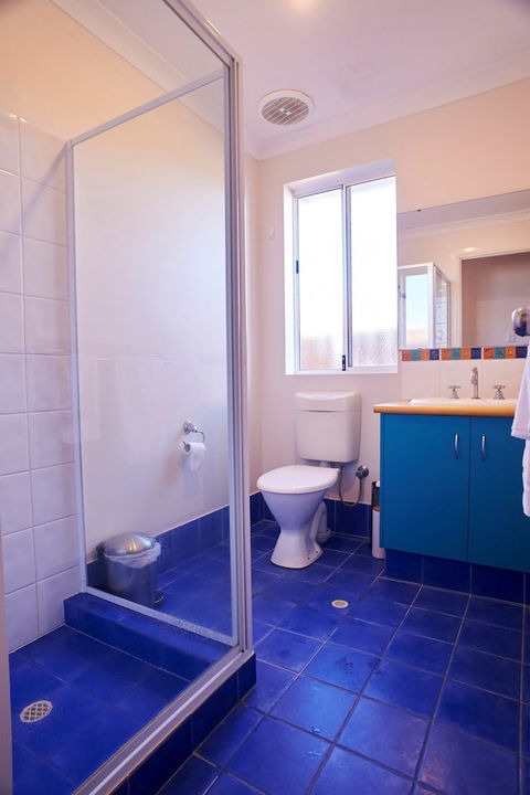 Golf And Beach Retreat - Accommodation Redcliffe 6